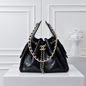 CHANEL Black Quilted Shoulder Bag with Gold Chain